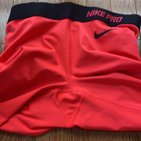 Nike cropped leggings, size 6 - Picture 5 of 8
